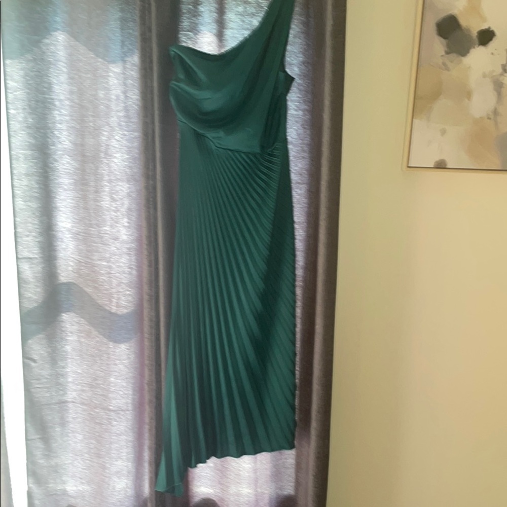 Elegant Green One-Shoulder Dress